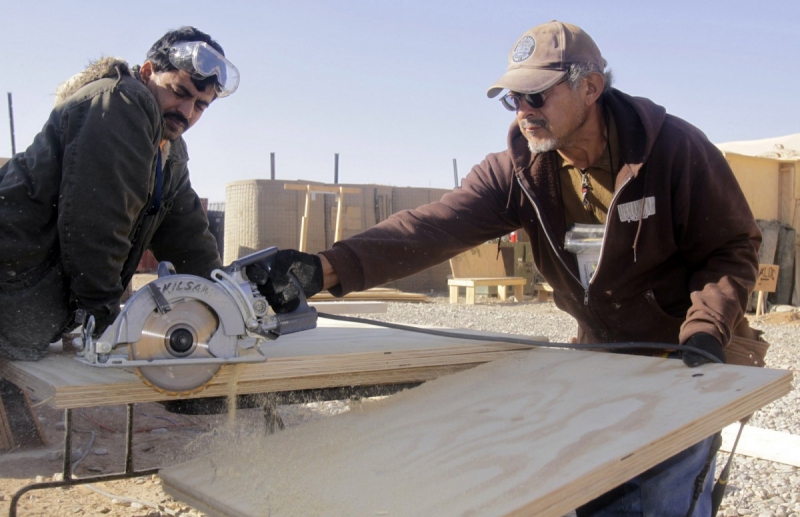 ebeniste-BAUDINARD SUR VERDON-min_men_working_construction_sawing_wood_building_marines_workers_equipment-1064481