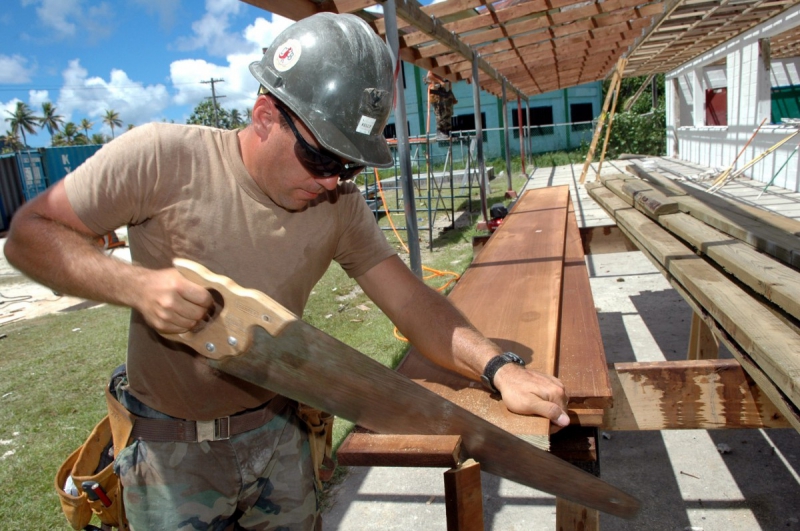 ebeniste-BAUDINARD SUR VERDON-min_worker_construction_building_carpenter_male_job_build_helmet-893290